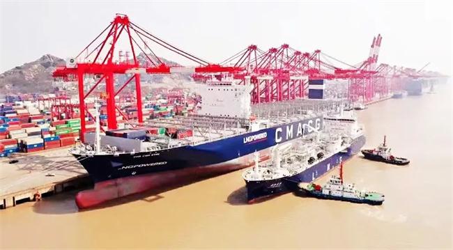中國船級社助力保稅LNG“船到船”同步加注作業(yè)完成